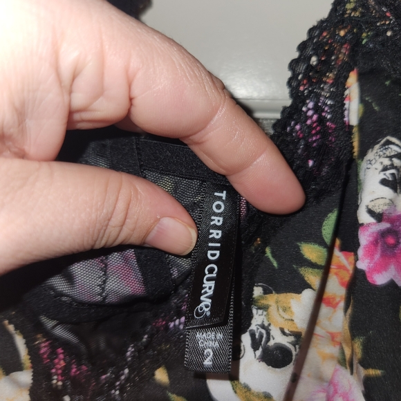 Torrid lace bralette, size 2 , skulls and flowers , worn once - Picture 4 of 4